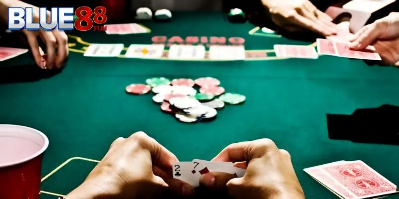 Chọn bàn chơi và quan sát đối thủ